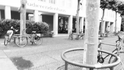 Fahrräder auf dem Campus vor dem KOZ