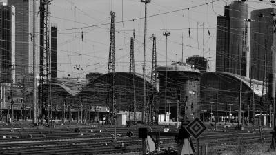 Skyline und Frankfurt Hbf