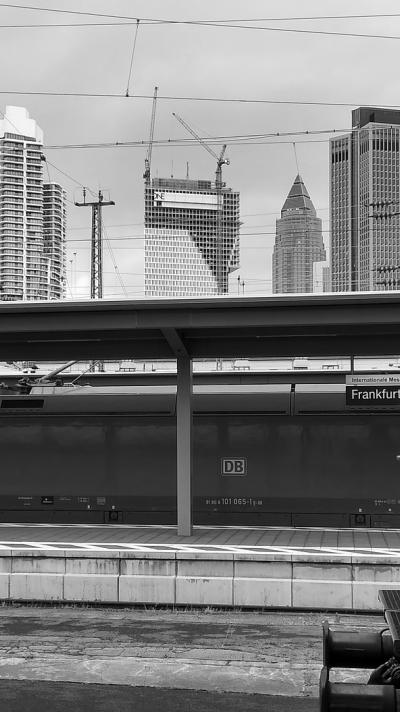 Züge und Frankfurter Skyline